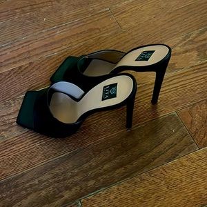 Size 40 which is 8 1/2 9 black sexy stiletto heel slides! Bought from Nordy